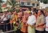 read news – Peresmian Flyover, Tanjungpinang Terus Bersolek Manjakan Wisatawan Peresmian jalan layang ini dilakukan oleh Gubernur Kepulauan Riau, Ansar Ahmad Jum’at (3/2/2023). Peresmian ditandai dengan penandatanganan prasasti oleh Gubernur Ansar Ahmad (baju putih bertanjak) dan pemotongan pita oleh Ketua TP-PKK Kepri, Dewi Kumalasari Ansar. (Foto : dwi susilo - batamtv.com)