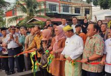 read news – Peresmian Flyover, Tanjungpinang Terus Bersolek Manjakan Wisatawan Peresmian jalan layang ini dilakukan oleh Gubernur Kepulauan Riau, Ansar Ahmad Jum’at (3/2/2023). Peresmian ditandai dengan penandatanganan prasasti oleh Gubernur Ansar Ahmad (baju putih bertanjak) dan pemotongan pita oleh Ketua TP-PKK Kepri, Dewi Kumalasari Ansar. (Foto : dwi susilo - batamtv.com)