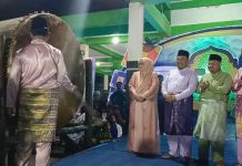 read news – STQH Kecamatan Seibeduk Dibuka, HM Rudi: Siapkan Kafilah Terbaik Wagub Kepri, MArlin Agustina (gamis pink muda) saat menyaksikan HM Rudi Walikota Batam memukul bedug penanda pembukaan STQ H Kecamatan Seibeduk dimulai, Kamis (16/2/2023) (Foto : abyaqsa ramadan - batamtv.com)