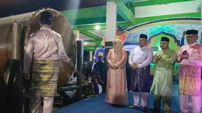 Wagub Kepri, MArlin Agustina (gamis pink muda) saat menyaksikan HM Rudi Walikota Batam memukul bedug penanda pembukaan STQ H Kecamatan Seibeduk dimulai, Kamis (16/2/2023) (Foto : abyaqsa ramadan - batamtv.com)