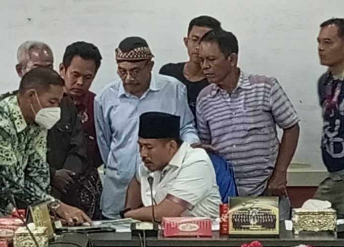 Ketua DPRD Batam Nuryanto (kemeja putih,duduk) saat menggelar rdpantara PT TPM dan warga Tembesi, Rabu (22/2/2023). (Foto : abyaqsa ramadan - batamtv.com)