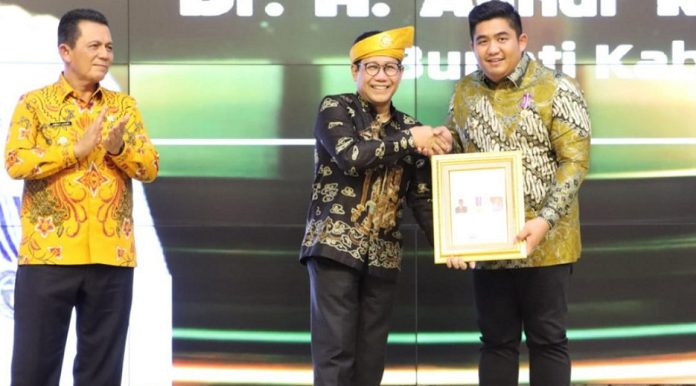 Hasil kerja keras Bupati Bintan  Roby Kurniawan  membuat Robby sebagai orang pertama yang menerima penghargaan Lencana Bakti Desa dari Kementerian Desa Pengembangan Daerah Tertinggal dan Transmigrasi RI. Penghargaan tersebut diserahkan langsung oleh Menteri Desa PDTT RI H Abdul Halim Iskandar disaksikan Gubernur Kepri Ansar Ahmad, Rabu (1/2/2023). ( Foto dwi susilo - batamtv.com)