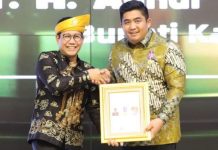 read news – Penghargaan Lencana Bakti Desa untuk Roby Kurniawan Hasil kerja keras Bupati Bintan Roby Kurniawan membuat Robby sebagai orang pertama yang menerima penghargaan Lencana Bakti Desa dari Kementerian Desa Pengembangan Daerah Tertinggal dan Transmigrasi RI. Penghargaan tersebut diserahkan langsung oleh Menteri Desa PDTT RI H Abdul Halim Iskandar disaksikan Gubernur Kepri Ansar Ahmad, Rabu (1/2/2023). ( Foto dwi susilo - batamtv.com)