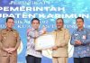 read news – Ombudsman Beri Penghargaan ke Pemkab Karimun Penilaian standar layanan diberikan oleh Ombudsman Republik Indonesia kepada Pemkab Karimun. Bupati Kairmun Aunur Rafoq (kedua dari kanan) mendapat penghargaan Predikat Kepatuhan Standar Pelayanan Publik tahun 2022 dari Ombudsman RI yang diserahkan oleh Anggota Ombudsman RI, Jemsly Hutabarat di Hotel Planet Holiday Batam, Senin (30/1/2023). (Foto : abyaqsa ramadan - batamtv.com)