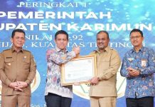 read news – Ombudsman Beri Penghargaan ke Pemkab Karimun Penilaian standar layanan diberikan oleh Ombudsman Republik Indonesia kepada Pemkab Karimun. Bupati Kairmun Aunur Rafoq (kedua dari kanan) mendapat penghargaan Predikat Kepatuhan Standar Pelayanan Publik tahun 2022 dari Ombudsman RI yang diserahkan oleh Anggota Ombudsman RI, Jemsly Hutabarat di Hotel Planet Holiday Batam, Senin (30/1/2023). (Foto : abyaqsa ramadan - batamtv.com)