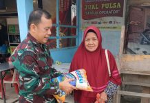 read news – Warga Kurang Mampu di Tanjung Uma Dapat Bantuan Sembako Mewakili pimpinan KODIM 03316 Batam, Bamin Silog Kodim Dim 0316/Batam, Sertu AU Tanjung. memberikan langsung bantuan sembako berupa Beras 5 kg, Telur Ayam satu papan, Gula, Minyak Goreng dan Mie Instan ke warga Tanjunguma Senin (6/2/2023) . (Foto : muhammad amin - batamtv.com)
