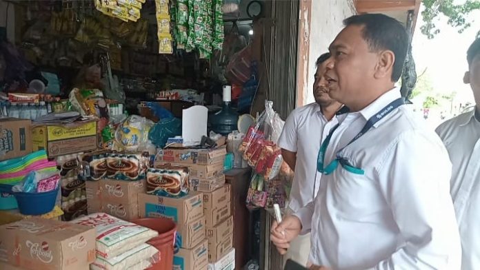 Untuk memastikan kebenaran desas desus ini ,  Asisten Manager Suplay Chain Pelayanan Publik Bulog Tanjungpinang  Halim Lubis turun tangan mengecek harga di pasar. Dia menjelaskan sidak ini menanggapi aduan Dinas Perindustrian dan Perdagangan (Disdagin) Tanjungpinang terkait ada pedagang yang menjual beras subsidi dari Rp9.950 menjadi Rp11 ribu per kilogram, Senin (5/2/2023). ( Foto : dwi susilo - batamtv.com) 