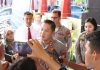 read news – Kasus Penipuan Lelang Motor, 11 Korban Merugi Ratusan Juta Saat penyerahan pinjam pakai barang bukti tindak pidana penipuan dan penggelapan, pada Senin (6/2/2023), Kapolres Karimun AKBP Ryky W. Muharam (tengah) mengatakan, pelaku berinisial AM melakukan penipuan dengan cara mengaku sebagai pejabat lelang. Kini polisi tengah memburunya di Malaysia. ( Foto : abdi perdana - batamtv.com)