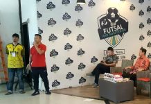 read news – Turnamen Futsal Hikab Cup I 2023 di Seipanas Resmi Dibuka Anggota Dewan Perwakilan Rakyat Daerah (DPRD) Kota Batam, Tan A Tie (Kanan) bersama Mantan Gubernur Kepri Isdianto (kanan) dalam pembukaan di Lapangan Futsal Aku Tahu Center, Sei Panas, Batam pada, Minggu (19/2/2023) sore. (Foto : muhammad amin - batamtv.com)