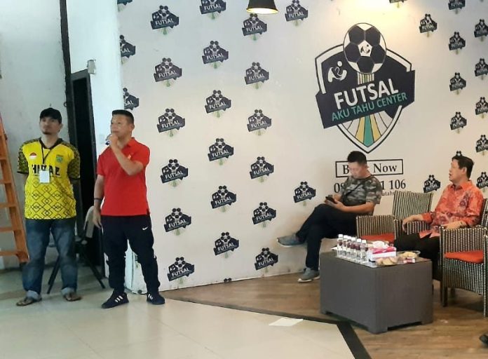 Anggota Dewan Perwakilan Rakyat Daerah (DPRD) Kota Batam, Tan A Tie (Kanan) bersama Mantan Gubernur Kepri Isdianto  (kanan) dalam pembukaan  di Lapangan Futsal Aku Tahu Center, Sei Panas, Batam pada, Minggu (19/2/2023) sore. (Foto : muhammad amin - batamtv.com)