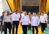 read news – Pelayaran Perdana KMP Bahtera Nusantara 03 dari Tanjung Uban ke Tambelan hingga Sintete Gubernur Kepulauan Riau H. Ansar Ahmad (depan, kedua dari kanan) yang melepas secara resmi pelayaran perdana tersebut, di Pelabuhan Roro ASDP Tanjung Uban pada, Rabu (22/02/2023). Gubernur Ansar menyebutkan pembangunan KMP Bahtera Nusantara 03 merupakan kebanggaan Kepri karena diproduksi di dalam wilayah sendiri, tepatnya di Batam. ( Foto : dwi susilo - batamtv.com)