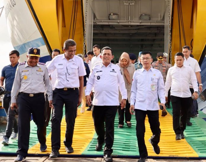 Gubernur Kepulauan Riau H. Ansar Ahmad (depan, kedua dari kanan) yang melepas secara resmi pelayaran perdana tersebut,  di Pelabuhan Roro ASDP Tanjung Uban pada, Rabu (22/02/2023).  Gubernur Ansar menyebutkan pembangunan KMP Bahtera Nusantara 03 merupakan kebanggaan Kepri karena diproduksi di dalam wilayah sendiri, tepatnya di Batam. ( Foto : dwi susilo - batamtv.com)