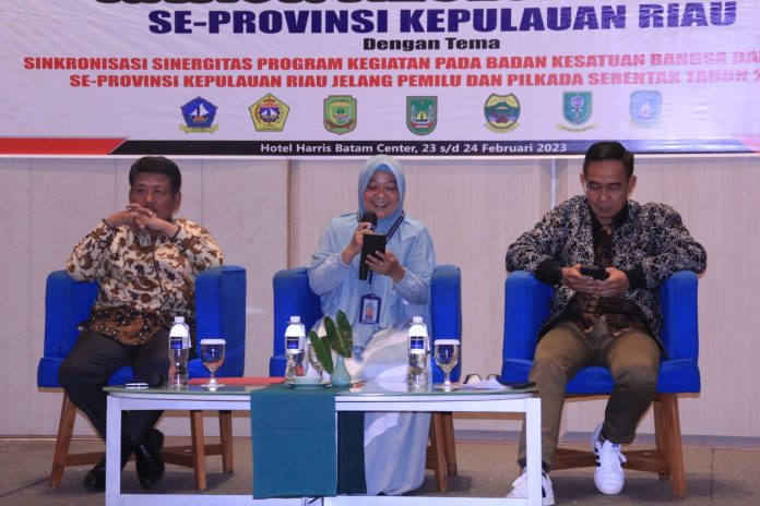 Ketua Badan Kehormatan DPRD Provinsi Kepulauan Riau, Taba Iskandar (kiri) tampil sebagai narasumber .  Taba Iskandar memaparkan tentang peran Dewan Perwakilan Rakyat Daerah (DPRD) dalam pelaksanaan program kegiatan pada Badan Kesatuan Bangsa dan Politik jelang Pemilu dan Pilkada Serentak tahun 2024 mendatang. (Foto : muhammad amin - batamtv.com)