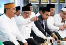 read news – Peringatan Harlah Satu Abad NU di Kota Batam Sekretaris Daerah Kota Batam, Jefridin Hamid (kedua dari kiri) mewakili Wali Kota Batam, Muhammad Rudi hadir pada acara puncak peringatan memasuki abad ke-2 NU yang digelar PWNU Kepri, di Aula Arafah 2 Asrama Haji Batam Centre, Selasa (7/2/2023). Acara dilanjutkan dengan Khotmil Qur’an serta Istighotsah Khubro yang diikuti oleh seluruh pengurus dan jama’ah NU se-Provinsi Kepri. ( Foto : abyaqsa ramadan - batamtv.com)