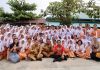 read news- Gubernur Ansar Ahmad: Pendidikan Adalah Modal Kunci Membangun Bangsa Gubernur Kepri Ansar Ahmad (depan tengah-sebelah kiri baju merah) )saat bersama ratusan siswa siswi SMA Negeri 1 Bintan Utara dalam Pagelaran Seni Nusantara pada Selasa (14/02). Gubernur Ansar mengatakan pendidikan menjadi modal kunci untuk membangun bangsa. Terlebih dengan jumlah penduduk usia produktif yang saat ini melebihi jumlah penduduk non produktif, maka mutu pendidikan harus diutamakan untuk mewujudkan SDM yang berkualitas. (Foto : dwi susilo - batamtv.com)