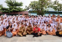 read news- Gubernur Ansar Ahmad: Pendidikan Adalah Modal Kunci Membangun Bangsa Gubernur Kepri Ansar Ahmad (depan tengah-sebelah kiri baju merah) )saat bersama ratusan siswa siswi SMA Negeri 1 Bintan Utara dalam Pagelaran Seni Nusantara pada Selasa (14/02). Gubernur Ansar mengatakan pendidikan menjadi modal kunci untuk membangun bangsa. Terlebih dengan jumlah penduduk usia produktif yang saat ini melebihi jumlah penduduk non produktif, maka mutu pendidikan harus diutamakan untuk mewujudkan SDM yang berkualitas. (Foto : dwi susilo - batamtv.com)