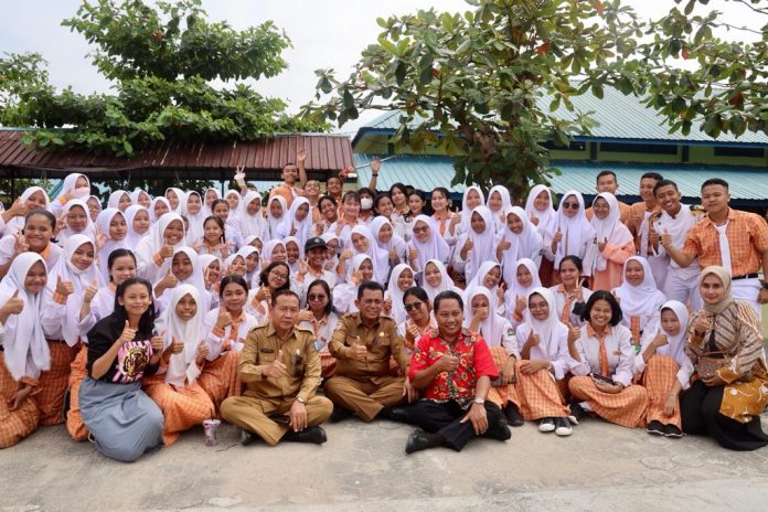 Gubernur Kepri Ansar Ahmad (depan tengah-sebelah kiri baju merah) )saat bersama  ratusan siswa siswi SMA Negeri 1 Bintan Utara dalam Pagelaran Seni Nusantara pada Selasa (14/02).  Gubernur Ansar mengatakan pendidikan menjadi modal kunci untuk membangun bangsa. Terlebih dengan jumlah penduduk usia produktif yang saat ini melebihi jumlah penduduk non produktif, maka mutu pendidikan harus diutamakan untuk mewujudkan SDM yang berkualitas. (Foto : dwi susilo - batamtv.com)