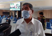 read news – Pemeliharaan Jalan Negara Diambil Alih BP Batam Kepala Dinas Bina Marga dan Sumber Daya Air (DBM SDA) Yumasnur menyampaikan edukasi informatif tentang kewenangan pemerintah pusat, daerah, juga Badan Pengusahaan (BP) Batam perihal jalan di Batam, Kamis (2/2/2023). Dia menjelaskan ruas jalan kota tentu diperbaiki Pemko Batam, ruas jalan nasional mulai tahun ini dialihkan ke BP Batam. Ruas jalan Provinsi Kepri ditangani oleh Pemerintah Provinsi Kepri. (Foto : abyaqsa ramadan - batamtv.com)