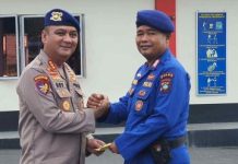 read news -Banjir Rob Kerap Jadi Momok Warga Pesisir Batam Dirpolairud Polda Kepri, Kombes Pol Boy Herlambamg (kiri) mengatakan, pihaknya selalu mengkedepankan antisipasi dengan berkoordinasi dan memonitor prakiraan cuaca dari BMKG. Selain itu, pihaknya juga melakukan imbauan kepada pengguna jasa transportasi laut, nelayan dan masyarakat pesisir terkait cuaca yang kurang bersahabat di Kepri, Senin (6/2/2023) . ( Foto : muhammad amin - batamtv.com)