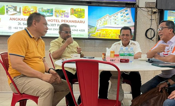 Gubernur Kepri, Ansar Ahmad (baju putih kedua dari kanan) menemui langsung General Manager PT PLN (Persero) Unit Induk Distribusi (UID) Riau Kepri, Agung Murdifi di Pekanbaru, Minggu (19/02), untuk menuntaskan program 'Kepri Terang' yang dimulai sejak dirinya menjabat. (Foto : abdi perdana - batamtv.com)