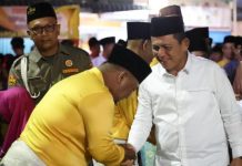 read news – Pembukaan STQ Kecamatan Kundur, Gubernur Ansar: Saya Kaget, Begitu Meriah Pelaksanaan STQ di Kecamatan Kundur yang ditaja di Gedung Pemuda Tanjung Batu, Selasa (07/02), membuat Gubernur Kepulauan Riau H. Ansar Ahmad yang hadir dalam pembukaan Seleksi Tilawatil Qur’an itu kaget dan terheran. Gubernur Ansar mengaku sangat terkejut dengan perhelatan STQ Tingkat Kecamatan Kundur. Sebab dengan Astaka STQ yang megah, kemeriahan acara, dan berjubelnya masyarakat yang hadir membuat pembukaan STQ Kecamatan Kundur begitu semarak. ( Foto : abdi perdana - batamtv.com)