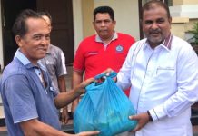 read news – Ratusan Buruh Bongkar Muat Pelabuhan Dapat Bantuan Sembako dari Bupati Aunur Rafiq Perwakilan dari ratusan buruh bongkar muat menghadiri acara penyaluran bantuan sembako. Bupati Karimun Aunur Rafiq (kanan) menyalurkan paket sembako ini kepada Sopir dan Tenaga Kerja Bongkar Muat (TKBM) Pelabuhan Taman Bunga. Penyaluran bantuan paket sembako dilaksanakan di kediaman Rumah Dinas Bupati Karimun, Jumat (10/2/2023) pagi. ( Foto : abdi perdana - batamtv.com)