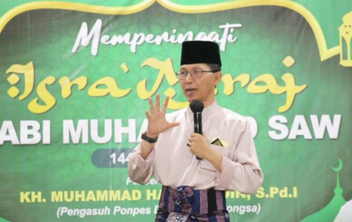 Hadir dalam peringatan ini  Wakil Wali Kota Batam Amsakar Achmad menghadiri Peringatan Isra Miraj Nabi Muhammad SAW di Ruang Utama Masjid Mukhtarul Arifin, Perum Cipta Asri Tembesi, Sabtu (17/2/2023) malam. Amsakar bersyukur, lewat momentum peringatan Isra Miraj ia dapat bersilaturahmi dengan masyarakat setempat.  ( Foto : abyaqsa ramadan - batamtv.com)