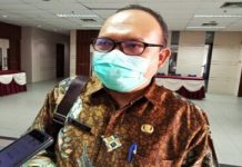 read news – Warga Kepri Yuk Ikuti Vaksin Booster Kedua Kepala Dinas Kesehatan Kepulauan Riau, Muhammad Bisri mengajak warga mengikuti vaksinasi Covid-19 booster kedua. Bisri menuturkan, vaksinasi perlu untuk menjaga imunitas warga dari paparan Covid-19 saat beraktivitas di luar ruangan. Bisri menyebut vaksin booster kedua perlu untuk meningkatkan imunitas warga, Rabu (1/2/2023). ( Foto : abdi perdana - batamtv.com)