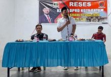read news – Warga Bengkong Keluhkan Minimnya Lampu Penerangan Jalan Ketua DPRD Kota Batam, Nuryanto, Selasa (21/2/2023) menerima masukan dan keluan dari warga Bengkong soal minimnya penerangan jalan . ( Foto : muhaman amin - batamtv.com).
