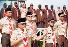 read news – Perkemahan Jambore Wilayah Satuan Komunitas Pramuka (Sako) Pramuka Hidayatullah se-Kepri Digelar Perkemahan Jambore Wilayah Satuan Komunitas Pramuka (Sako) Pramuka Hidayatullah se-Kepulauan Riau digelar di Bumi Wisata Perkemahan Nuvasa Bay, Nongsa, Minggu (5/2/2023). Sekretaris Daerah (Sekda) Batam, Jefridin Hamid (depan) saat pembukaan didepan peserta mengatakan agar setiap pramuka bisa menanamkan jiwa Pramuka pada generasi bangsa. Dengan jiwa Pramuka generasi bangsa akan berguna bagi banyak orang. (Foto : abyaqsa ramadan - batamtv.com)
