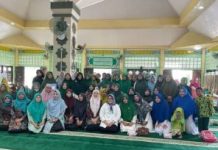 read news – Marlin Agustina Ajak Warga Seibeduk Lakukan ini di Bulan Rajab Wagub Kepri Marlin Agustina (duduk simpuh, baju putih tengah,) saat menggelar kunjungan ke Masjid Mujahidin Sei Beduk, Kota Batam, Kamis (9/2). Di sana Marlin membuka Pembinaan Akhlak Mulia Tim Penggerak PKK Kota Batam.(Foto : muhammad amin - batamtv.com)