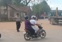 read news – Polsek Batuampar Atur Arus Kendaraan Pengguna Jalan Strong Point ini dilaksanakan Personil Polsek Batu Ampar di pagi hari di titik rawan macet yang ada di wilayah Batu Ampar Selasa (14/02/2023). Strong point ini adalah bentuk nyata hadirnya Polri di tengah-tengah aktifitas masyarakat untuk memberikan pelayanan dan menciptakan kelancaran dan memberikan rasa aman di masyarakat serta minimalisir terjadinya kemacetan lakalantas. (Foto : muhammad amin - batamtv.com)