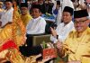 read news – Batam Targetkan Juara Umum STQ Kepri 2023 Sekretaris Daerah (Sekda) Kota Batam Jefridin Hamid (kanan) membuka Seleksi Tilawatil Qur’an (STQ) IX tingkat Kecamatan Sekupang, Senin (14/12/2023) malam. Seperti biasa, gelaran STQ di tingkat kecamatan begitu meriah dan diikuti antusias oleh masyarakat. Tak lupa Jefridin menyampaikan salam Wali Kota Batam Muhammad Rudi, yang seyogyanya ingin hadir bersama masyarakat di momentum tersebut. ( Foto : abyaqsa ramadan - batamtv.com )