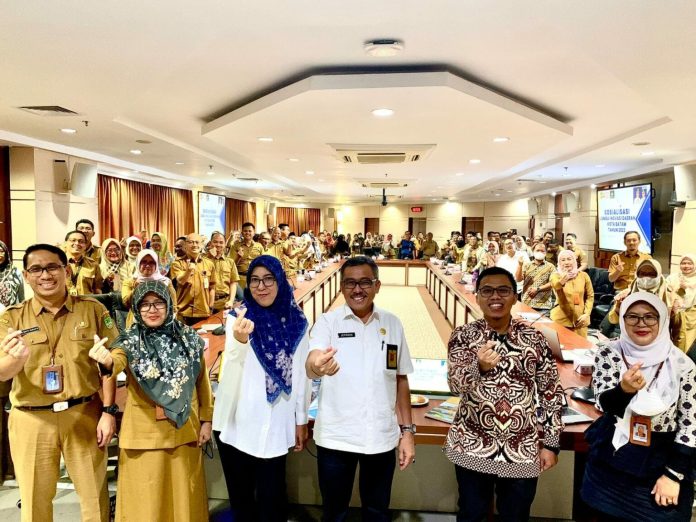 Sosialisasi terkait Lomba Inovasi Daerah Kota Batam Tahun 2023, di Kantor Wali Kota Batam, Selasa (31/1/2023).  Sekretaris Daerah (Sekda) Kota Batam, Jefridin Hamid (tengah baju putih) mewakili Wali Kota Batam, Muhammad Rudi memimpin jalannya rapat persiapan Lomba Inovasi Daerah, yang dihadiri oleh seluruh Organisasi Perangkat Daerah (OPD) se- Kota Batam. ( Foto : muhammad amin - batamtv.com)