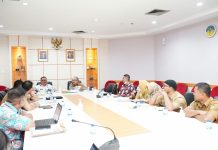 read news – Atasi Masalah Pengangguran, ini Upaya Pemko Batam Setdako Batam Jefridin , saat menerima penjelasan program WEDARI Phase II yang ditujukan agar dapat meningkatkan kualitas dari sumber daya manusia , di Kantor Wali Kota Batam, Selasa (21/2/2023). Atas nama Pemerintah Kota Batam dan Pak Wali Kota Batam, Muhammad Rudi menyambut dan mendukung baik atas kegiatan ini. (Foto : muhammad amin - batamtv.com)
