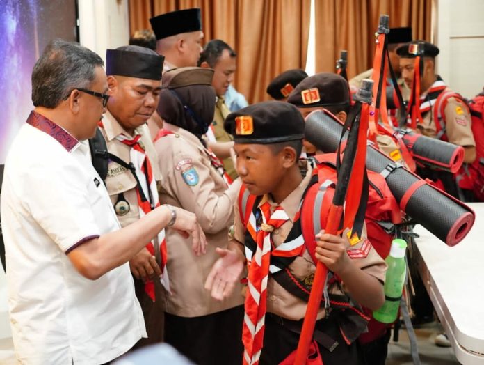 Ketua Kwarcab  Kota Batam  Jefridin Hamid (kiri), saat melepas kontingen lomba tingkat IV di Kantor Wali Kota Batam, Selasa (21/2/2023).  Jefridin yang juga sebagai Ketua Kwartir Cabang (Kwarcab) Kota Batam itu mengatakan, lomba tingkat IV ini dipusatkan di Dompak, Tanjungpinang pada 22-26 Februari 2023. (Foto : abyaqsa ramadan - batamtv.com)