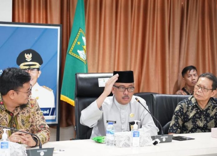 Sekretaris Daerah (Sekda) Batam, Jefridin Hamid,  menerima kunjungan Wakil Bupati Tanah Datar, Riki Aflian, di Kantor Wali Kota Batam, Jumat (24/2/2023). Jefridin mengatakan, pihaknya menyambut baik kunjungan tersebut sebagai tindak lanjut rencana kerja sama kedua daerah, Batam dan Tanah Datar. ( Foto : abyqsa ramadan - batamtv.com)