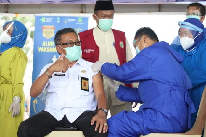 Sekretaris Daerah (Sekda) Kota Batam Jefridin Hamid mengatakan atas nama Wali Kota Batam Muhammad Rudi, saat ini masyarakat sudah bisa mendapatkan vaksinasi Covid-19 dosis booster ke-2 Bagi Kelompok Masyarakat Umum (18 tahun ke atas). “Sejak tanggal 24 Januari, vaksin booster ke-2 dibuka secara umum, dengan jumlah sasaran di Kota Batam sebesar 353.835 orang,” ujarnya, Kamis (2/2) (Foto : abyaqsa ramadan - batamtv.com)