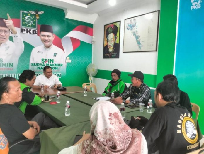 Pengurus Gabungan Komunitas Driver Online (GKDO) Kota Batam yang diketuai oleh Hambali saat bersilaturrahim menyampaikan aspirasi mereka ke Surya Makmur Nasution (SMN) (tengah kemeja putih) di Sekretariat Dewan Pengurus Cabang Partai Kebangkitan Bangsa (PKB) di Ruko Royal Sincom, Batam Center, Kamis (23/2/2023), sore. ( Foto : abyaqsa ramadan - batamtv.com)
