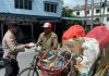 read news – Warga Kebagian Nasi Bungkus dari Kapolsek Balai Karimun Seorang anggota Polsek Balai Karimun, membagikan nasi bungkus di tempat Kedai Kopi Simpang empat Kelurahan Tanjung Balai Kec Karimun, Jalan Ahmad Yani Kelurahan Tanjung Balai Kota Kec Karimun, Coastal Area Kelurahan Teluk Air danJalan Yos Sudarso Kel Tg Balai Kota Karimun. Jumat (24/2/2023). ( Foto : abdi perdana- batamtv.com)
