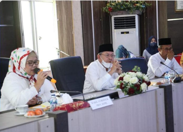 Ketua Lembaga Pengembangan Tilawatil Quran (LPTQ) Kepri Hj Marlin Agustina Rudi didampingi  Wakil Ketua III DPRD Kepri T Afrizal Dahlan serta sejumlah pengurus LTPQ Kepri saat berada di Karimun. Marlin dalam rangka mempersiapkan  Kabupaten Karimun menjadi tuan rumah pelaksanaan STQH, Selasa (21/2/2023) ( Foto : abdi pedana - batamtv.com)