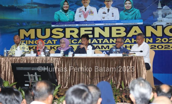 (Foto : muhammad amin - batamtv.com) Musrenbang Tingkat Kecamatan Bengkong tersebut dilaksanakan di Restoran Seafood Golden Prawn pada, Jumat (3/2/2023) sekira pukul 08.30 Wib. Turut hadir dalam kegiatan itu, Wakil Gubernur Kepri, Marlin Agustina, Wali Kota Batam, H.M Rudi (tengah) , Anggota DPRD kota Batam, Rubina Situmorang, Asnawati Atiq, Camat Bengkong Fairuz Batubara, Danramil 01 Lubuk Baja Kapten inf Samjos Sirait. (Foto : muhammad amin - batamtv.com)