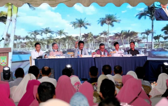 Wali Kota Batam Haji Muhammad Rudi (ketiga dari kiri) juga mengawal penyusunan anggaran pembangunan ini pada musrenbang tingkat kecamatan. Seperti yang dilakukan pada Rabu (1/2/2023) malam, dia menghadiri musrenbang tingkat Kecamatan Nongsa di Kompleks MTC Batu Besar.   Rudi menegaskan betapa beruntungnya warga Nongsa, karena anggaran pembangunan terbesar tahun ini baik anggaran pemerintah maupun investasi swasta terserap ke Nongsa, yakni untuk pembangunan jalan, pengembangan Bandara Hang Nadim. ( Foto : abyaqsa ramadan - batamtv.com)