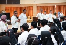 read news – Ikuti Orientasi, Inilah 266 CPNS Baru di Pemko Batam Jefridin Hamid (pegang mix) selaku Setako Batam memberikan arahan dalam Pelaksanaan orientasi dan pembekalan kepada 266 Calon Pegawai Negeri Sipil (CPNS) baru tahun 2023, pada Rabu (22/2/2023) digelar Pemerintah Kota Batam. ( Foto : muhammad amin - batam tv.com)