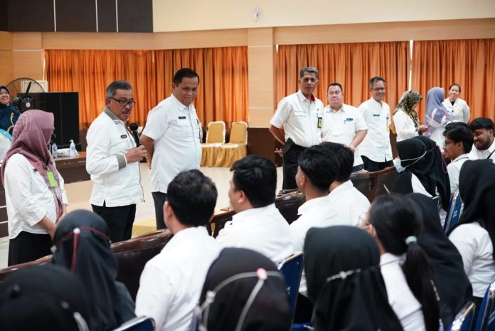 Jefridin Hamid (pegang mix) selaku Setako Batam memberikan arahan dalam Pelaksanaan orientasi dan pembekalan kepada 266 Calon Pegawai Negeri Sipil (CPNS) baru tahun 2023, pada Rabu (22/2/2023) digelar Pemerintah Kota Batam. ( Foto : muhammad amin - batam tv.com)