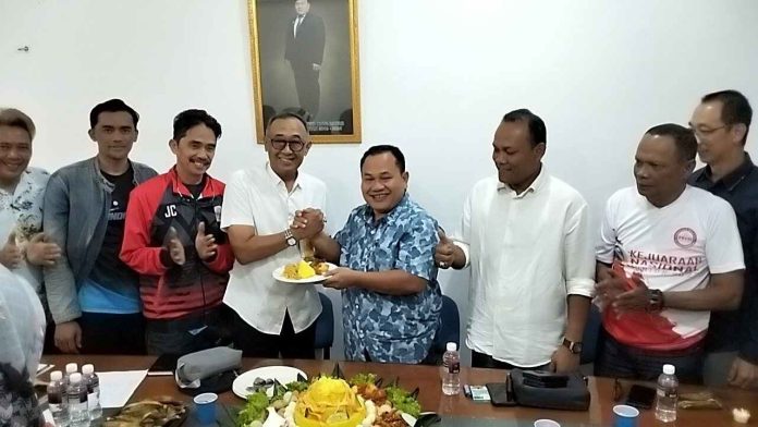 Ketua umum PBVS Kota Batam, Biyanto (batik biru) mengatakan, persiapan yang telah dilakukan hingga jumat 24 februari 2023 telah 85 persen.  Persiapan Turnamen untuk saat ini sudah 85 persen. (Foto : muhammad amin - batamtv.com)