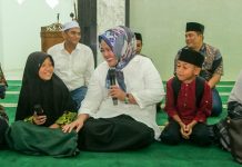 read news – Ini Pesan Wagub Marlin kepada Remaja Penghafal Quran di Seibeduk Wakil Gubernur Kepri Hj Marlin Agustina Rudi mengekspresikan rasa bangganya saat bertemu anak-anak Terlebih banyak di antara mereka sudah menjadi penghafal AlQuran. Jika bisa menjadi hafiz dan hafizah yang membanggakan orang tua, di Masjid Al Ikhlas, Sei Beduk, Kota Batam, Kamis (9/2) petang. ( Foto : muhammad amin - batamtv.com)