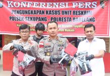 read news – Polsek Sekupang Bekuk Lima Tersangka Curanmor Kapolsek Sekupang Kompol Z A Cristopher Tamba, menjelaskan pelaku berjumlah lima orang tersangka berinisial TLP, MA, AS, HW, RNH. Kronologis kejadian terjadi berawal pada hari Minggu (22/01) sekira pukul 20.00 Wib. (Foto muhammad amin - batamtv.com)