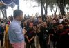 read news – Rudi Sambangi Anniversary Komunitas Andalan Driver Online Batam Wali Kota Batam, Muhammad Rudi menjaga keakraban bersama komunitas warga yang merayakan Anniversary Komunitas Andalan Driver Online (KOMANDO). Acara digelar di Kawasan Pantai Costarina Batam Center, Minggu (12/2/2023). Hubungan baik itu sengaja dibangun Rudi. Ia mengaku, pihaknya menjaga kekompakan semua lapisan masyarakat Batam. ( Foto abyaqsa ramadan - batamtv.com)
