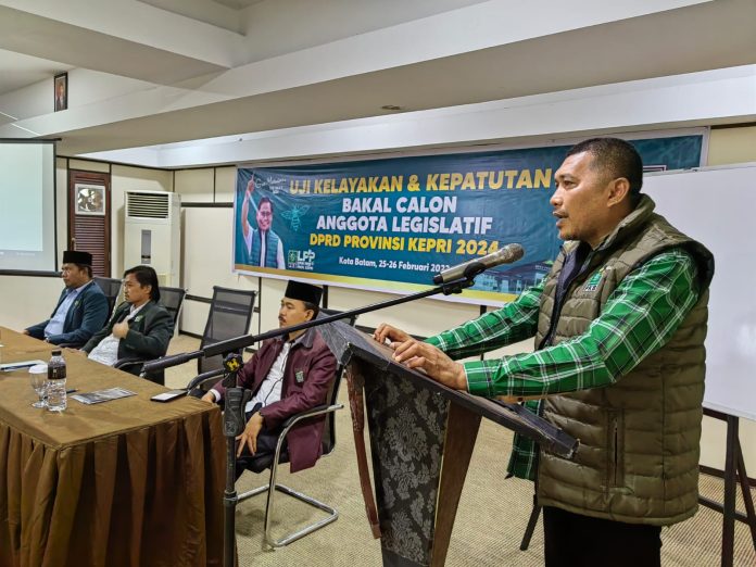 Uji Kelayakan dan Kepatutan Bacaleg DPRD Kepri di Pemilu 2024 dubuka secara resmi oleh Sekretaris DPW PKB Kepri, Rocky Marciano Bawole (kanan) Sabtu (25/2/2023). Acara diselenggarakan di Kota Batam .  (Foto muhammad amin - batamtv.com)